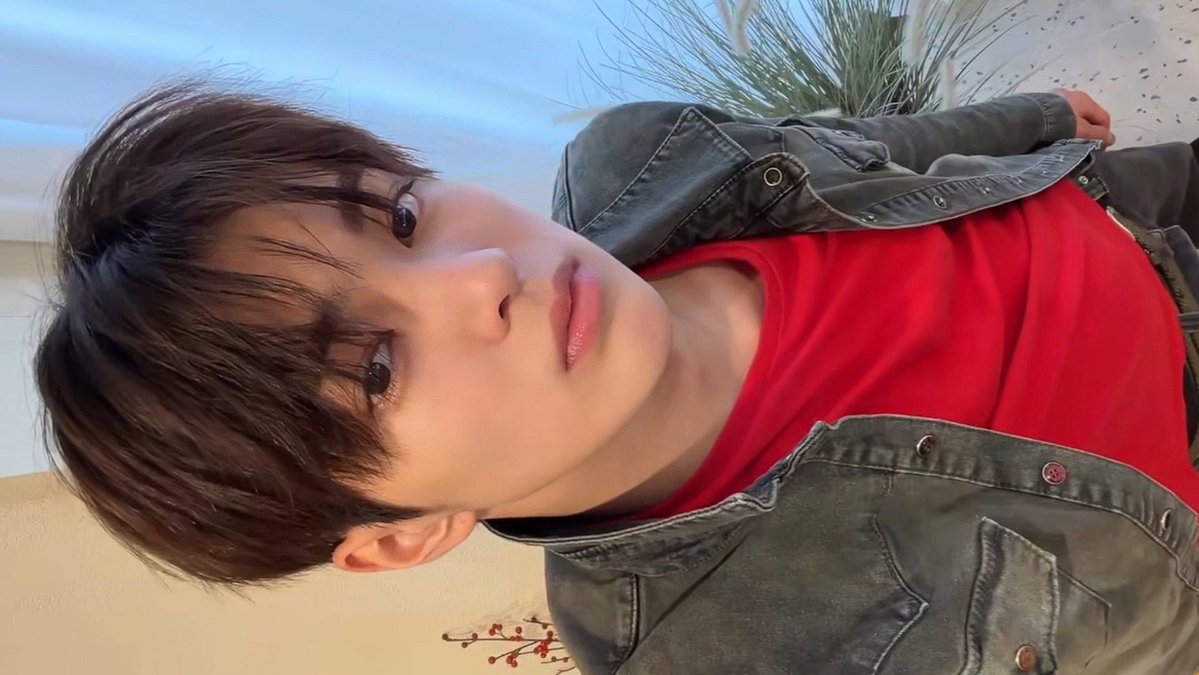 keonhonist's tweet image. keonho wearing #redred ୨ৎ