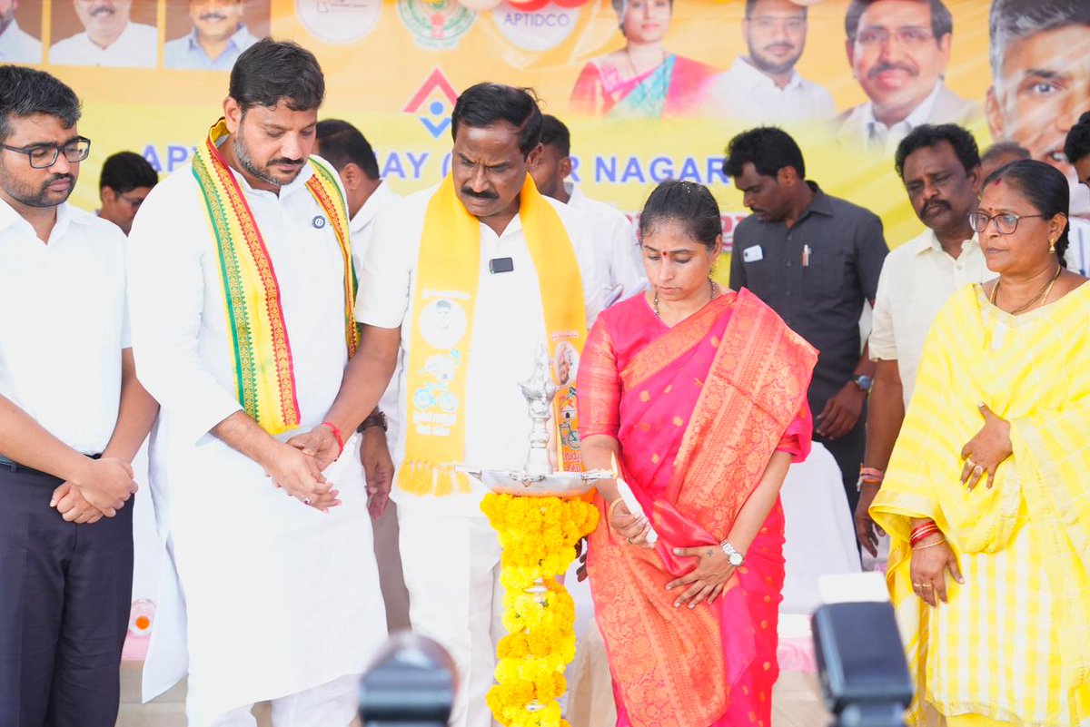 galla_madhavi's tweet photo. వెంగళాయపాలెంలో సామూహిక (PMAY) గృహప్రవేశాల కార్యక్రమానికి హాజరైన ఎమ్మెల్యే శ్రీమతి గళ్ళా మాధవి గారు.
#GallaMadhavi #GunturWest #GunturWestMLA #Guntur #WalkingTrack #UrbanDevelopment #Infrastructure #AndhraPradesh #APDevelopment #PublicFacilities #TDP #CBN #NaraLokesh #JanaSena #NDA @iTDP_Official @naralokesh @ncbn @PawanKalyan @JanaSenaParty