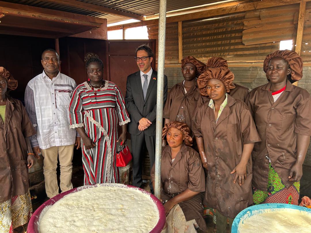 DDCBurkinaFaso's tweet photo. En marge de la visite au Burkina Faso du Conseiller fédéral @ignaziocassis, SEM Dominique Favre a échangé avec des bénéficiaires du projet d’#inclusion #financière en Afrique de l’Ouest soutenu par la Suisse. https://t.co/AkudtLU55b