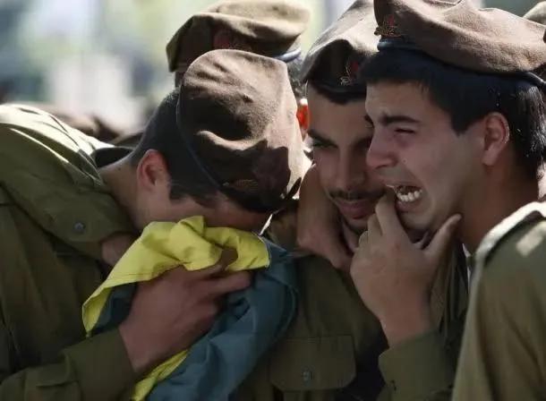 Iran_Monitor72's tweet photo. The morale of the Zionist entity's army is collapsing; screaming and horror within the ranks on the Lebanon front, and a blackout on the panic among the soldiers."
#IranWar‌ #Iran #Israël https://t.co/WS4x3JvSX3
