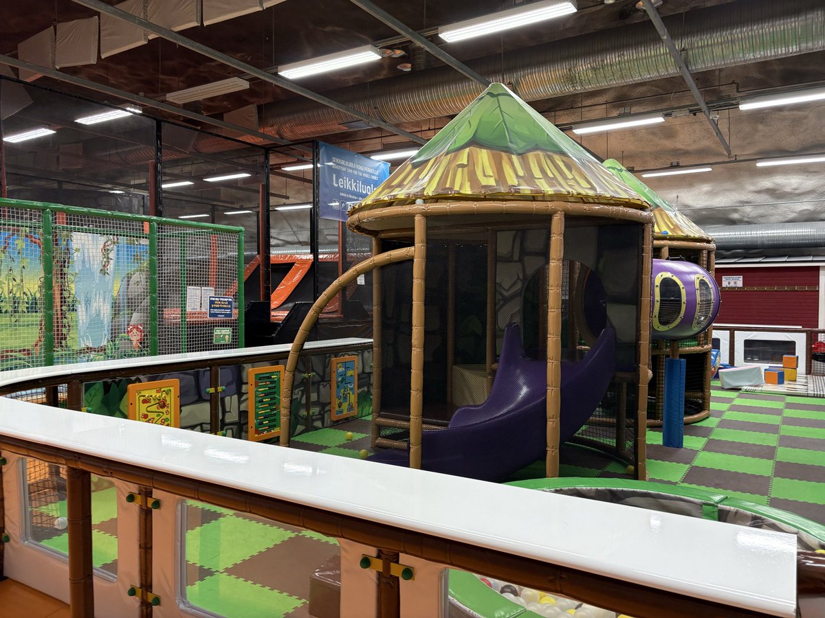 Image for the Tweet beginning: 【ヘルシンキ最大のメルハカシェルター視察その①】
シビルディフェンスの担当者から約１時間半にわたり案内
約６０００人収容可能な最大のシェルター。実運用時は、避難する市民のボランティアによる所が大、その為の教育も行い、三交代制での勤務。
シェルターを暗くて怖い場所とのイメージ払拭も鍵 