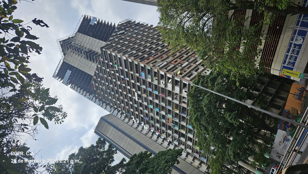 rger_ca's tweet photo. ¿Es recuperable la Torre David? Más allá de lo visual, la respuesta está en la Ingeniería Forense. Analizamos este ícono desde el "Ojo Clínico" de RGER. 🛠️🧵 https://t.co/U3uXyCHCHC