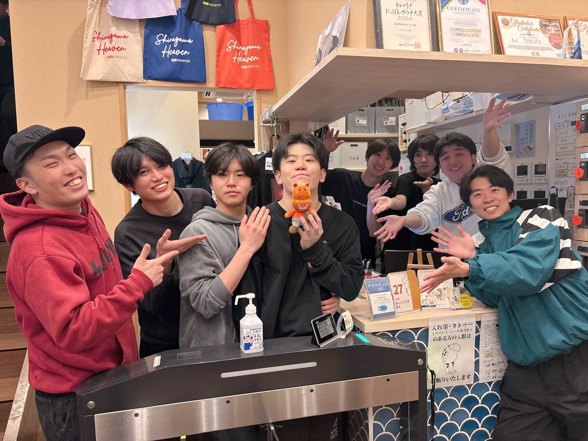 saiauf's tweet photo. 先日就職のため品川サウナを退職し、アウフグース活動を終えました。
アウフグースのおかげで充実した学生生活を送ることができました。一緒に働いてくれた方、自分のアウフグースを1度でも受けてくださった方本当にありがとうございました🙇‍♂️
いいアウフグース人生でした。
サイトウカバ🦛 https://t.co/nBEJedCRtZ