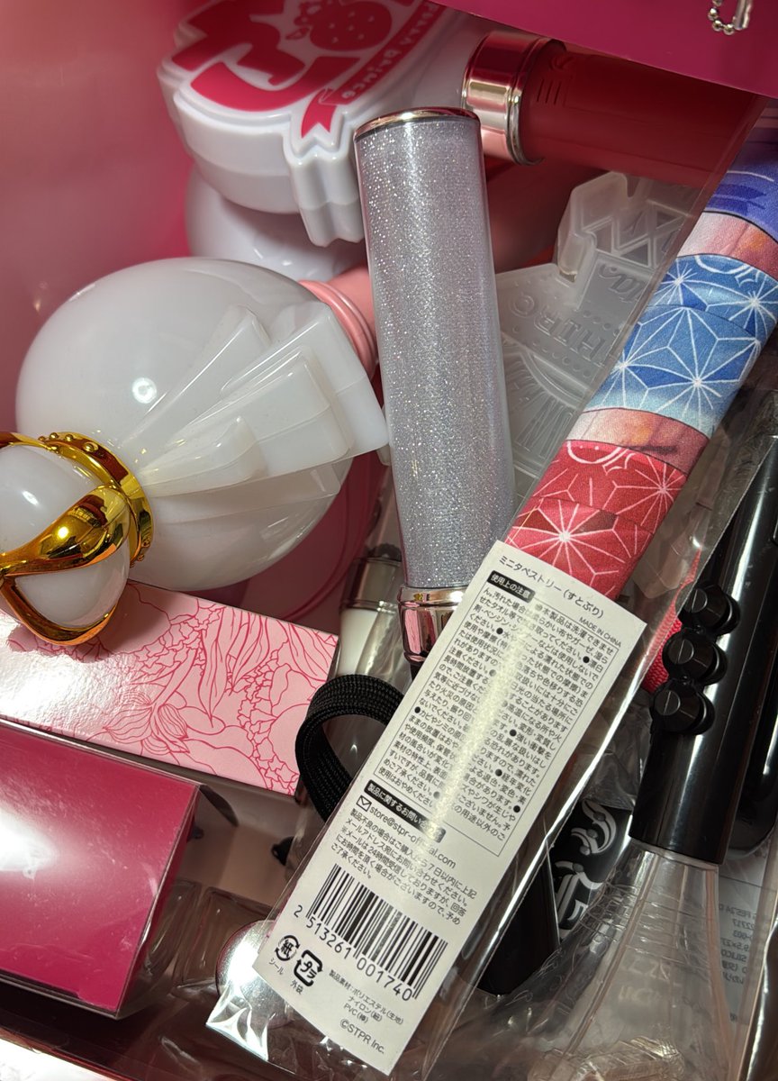 HDKaika's tweet photo. お部屋整理のため、グッズお譲り出そうと思ってます！！

写真はほんの一部なんですけど、
リクエストあれば写真撮ります！

探してるグッズある人いれば、
持っていればお譲り予定です！ https://t.co/1Tm4ggoF8Y