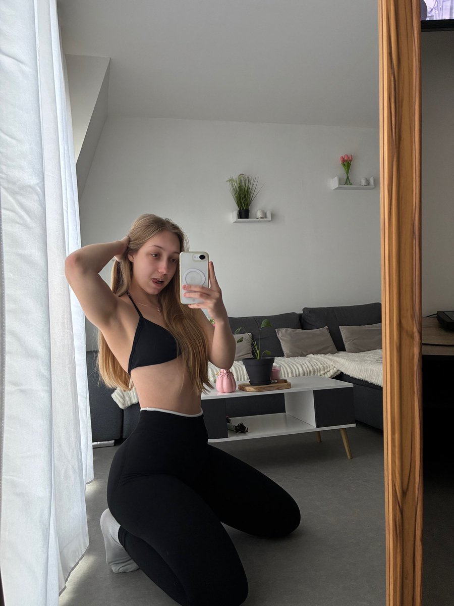 lylybloomfit tweet media