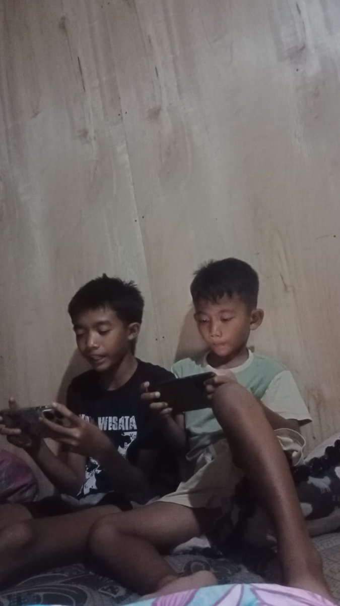 random_nameeeee's tweet photo. Libur lebaran with bocils, aku kan mudik dan sampai rumah minggu sore, nah valdo tiba-tiba langsung nyamperin aku ke kamar dan ngajak main terus deh, next aku, ijum, dan valdo main bareng. Minggu-jumat always datang ke rumah pagi banget dan pulang kalau mau tidur, valdo mania hhe https://t.co/eEekdO4gWP