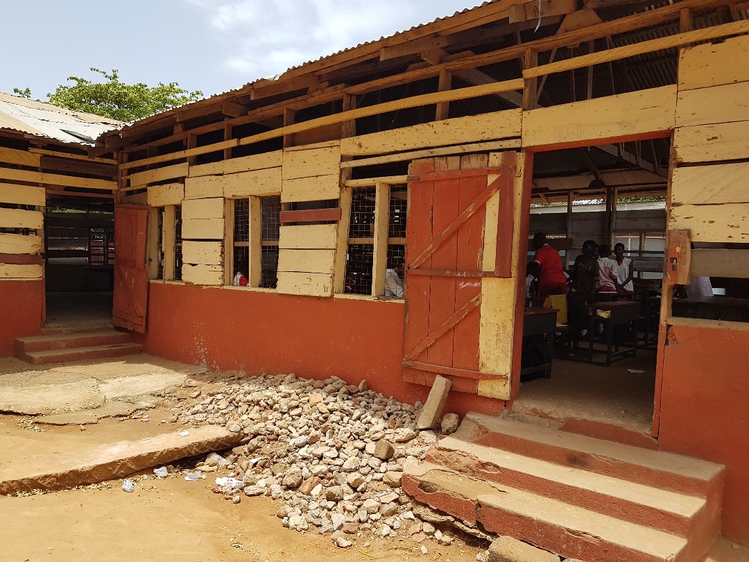 Mooi nieuws uit Ghana! 🇬🇭

Rising Ghana gaat een project van Help Ghana financieel ondersteunen én coördineren. Het gaat om de Mamprobi 1 JHS, waar een houten klaslokaal wordt vervangen door steen. Nu is het bij regen onbruikbaar en bij hitte erg warm.

#Ghana #Onderwijs #Impact