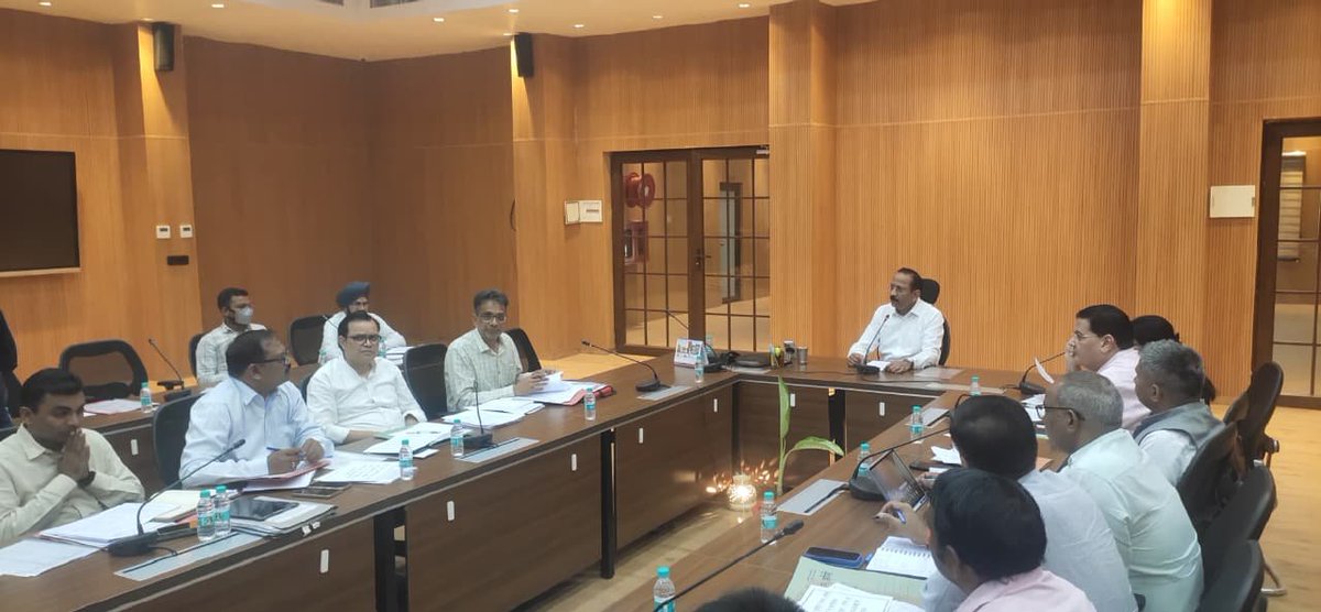 bstvlive's tweet image. झांसी

➡मण्डलायुक्त बिमल कुमार दुबे ने दिए निर्देश
➡सड़कों पर वाहन पार्किंग रोकने के निर्देश दिए
➡चौराहों से 100 मीटर दूर हो सवारी वाहन 
➡यातायात बाधित करने वालों का चालान हो 

#Jhansi #Traffic #UPNews @CommissionerJha