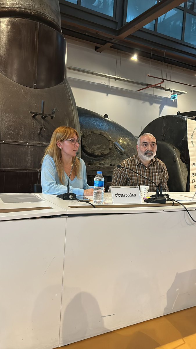 Sempozyumun “Erdoğan Özmen Oturumu” başlıklı panelinde, “Yokluğun Yankısı: Hamnet” başlıklı film analiziyle Uzman Psikolog, Psikoterapist Oktay Şılar ve Klinik Psikolog, Çift-Aile Terapisti Didem Doğan davetlimiz olmuştur.