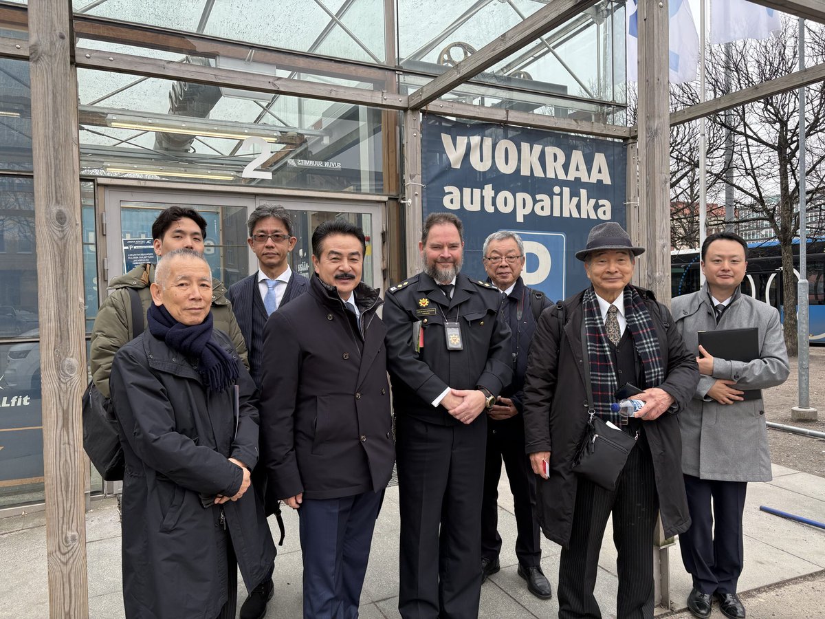 Image for the Tweet beginning: 【メルハカシェルター視察その②】
この広場の地下２０mがメルハカシェルター。
壁は花崗岩をくり抜き、上部からの衝撃に耐えられるようコンクリートが吹き付けられ、曲線状に設計。放射線対応も考え、防爆扉で何重にも設置、扉間での除染も。
指示があれば７２時間以内にシェルターに衣替えです。 