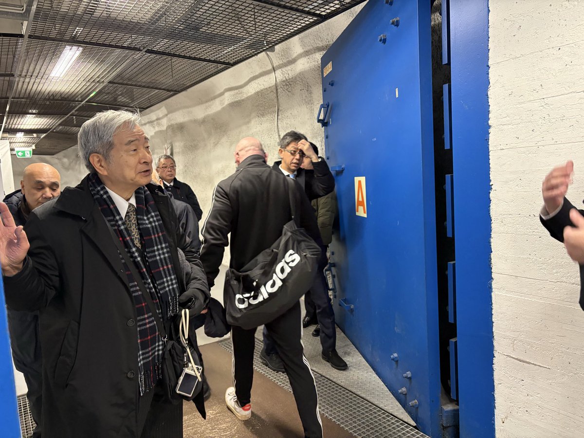 Image for the Tweet beginning: 【メルハカシェルター視察その②】
この広場の地下２０mがメルハカシェルター。
壁は花崗岩をくり抜き、上部からの衝撃に耐えられるようコンクリートが吹き付けられ、曲線状に設計。放射線対応も考え、防爆扉で何重にも設置、扉間での除染も。
指示があれば７２時間以内にシェルターに衣替えです。 