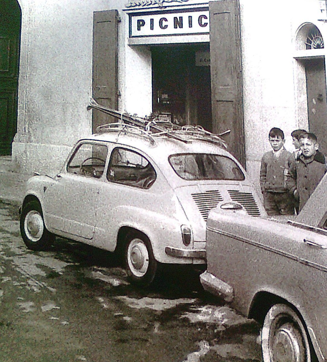 Aquest dimarts tanca, al cap de 64 anys, Esports Picnic, la botiga d'esporta pionera de la comarca.  La van obrir el Jordi Carbonell i la Palmira Ivern. La tanca per jubilació,el seu fill Jaume Carbonell. Han estat un referent del comerç de proximitat i de servei a la comunitat.