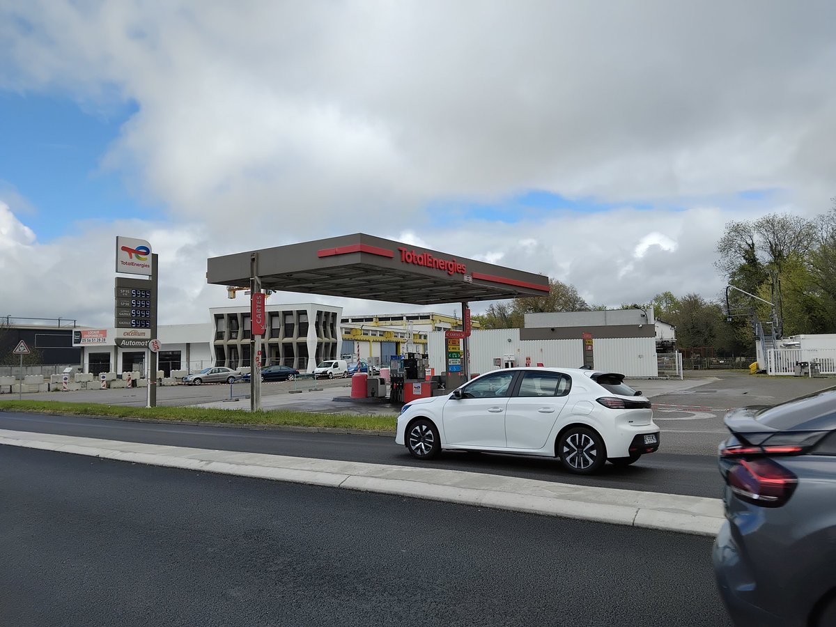 libourneenlive's tweet photo. Ou comment prendre les gens pour des cons..
Le site @MonEssenceCom ne vérifie pas ces infos .
Cette station est fermée depuis 5 jours.
Mais sur le site le prix et le fonctionnent de la station est OK..

Vérifier il y a 7 min 😁🤣🤡
#Bordeaux https://t.co/rykDJ7B1mk