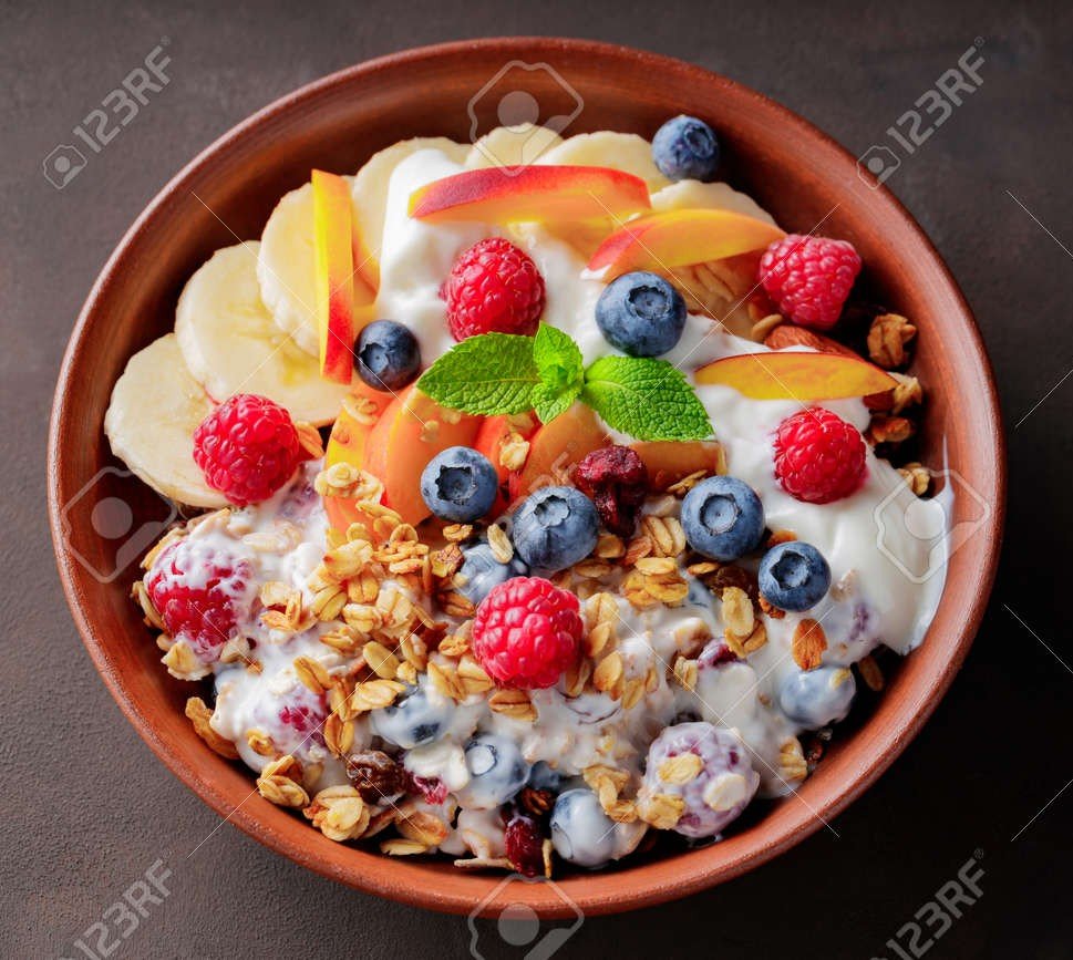 garc28213's tweet photo. Segunda-feira é o dia oficial de recomeçar! 🥗✨ Troque o "eu começo na segunda" pelo "já comecei". Nutrir o corpo é garantir energia pra semana toda.
Dica rápida: Bowl Energético (2 min) 🥣
• Iogurte grego + granola + frutas (morangos/banana) + fio de mel. 🍓
Rápido, proteico e salva as manhãs corridas! Qual sua meta saudável pra hoje? 👇
#AlimentacaoSaudavel #SegundaFeira #DicaFit #HealthStyle