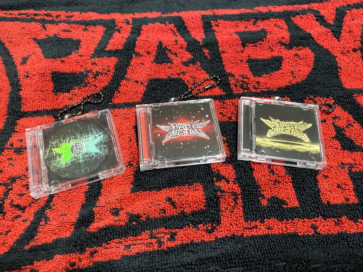 NanoTaro44's tweet photo. 高過ぎない…？と思いながら、なけなしのおかねをはたいて手に入れたミニデロリアンキーチェーントリオ…

再現度も高いし、THE OTHER ONEも輝いてて、結構カッコいい！

#BABYMETAL
#ZEPHANEDA https://t.co/tvChg203rd