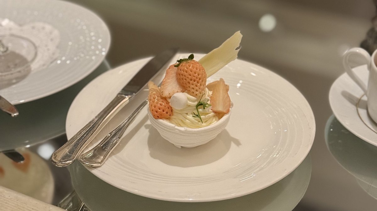 h7t35x's tweet photo. インターコンチの白いちごパフェ🍓🤍 https://t.co/CUxy5Rx4IU