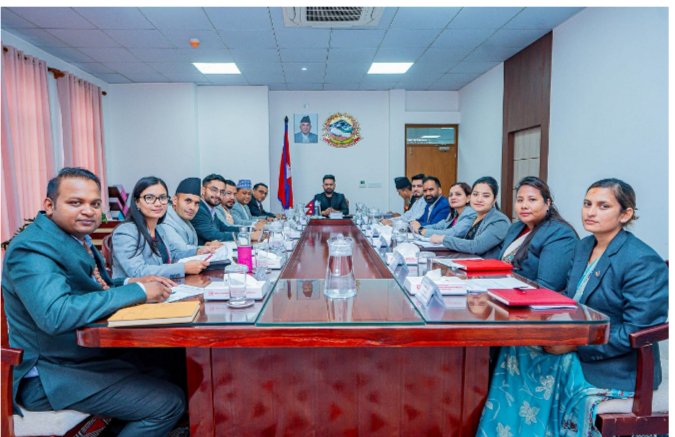 मन्त्रिमण्डलको अधिकांश सदस्यले एकै खाले भिन्नै नीलो रङ्गको कोट लगाएका छन् त, केहीले क्रिम रंगको पुरानै कोट लगाएका छन्।  आधिकारिक सरकारी पोशाक परिवर्तन गरेको हो र सरकारले? की रास्वापको युनिफर्म हो? 🤔🤔