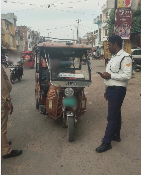 fatehpurpolice's tweet image. #spfhr के निर्देशन में व #co यातायात के कुशल पर्यवेक्षण में सड़क दुर्घटनाओं पर प्रभावी नियंत्रण के दृष्टिगत प्रभारी यातायात उ0नि0 लाल जी सविता एवं यातायात पुलिस द्वारा नाबालिकों द्वारा ई रिक्शा चलाए जाने पर चेकिंग अभियान चला कर 10 ई रिक्शों पर 50,000/- रुपये का जुर्माना किया गया