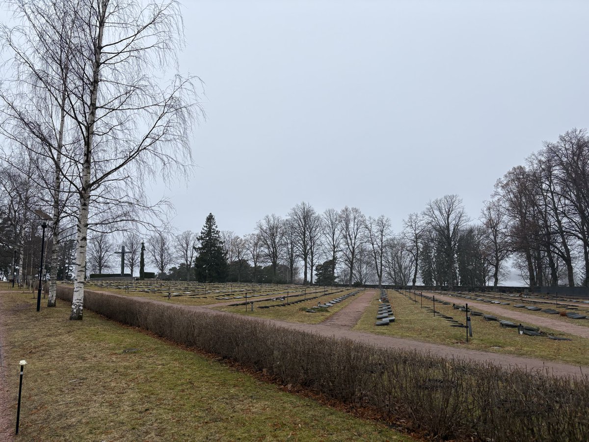 Image for the Tweet beginning: 【ヒエタニミエ墓地で献花】
無名戦士の墓、マンネルヘイム元帥の石碑へ献花をし、頭を垂れてきました。
霧雨の中、非常に厳かな雰囲気で、フィンランド建国や国防に殉じられた兵士の墓前で、愛国心を改めて心に刻みました。 