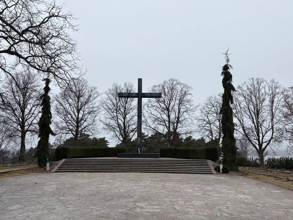 Image for the Tweet beginning: 【ヒエタニミエ墓地で献花】
無名戦士の墓、マンネルヘイム元帥の石碑へ献花をし、頭を垂れてきました。
霧雨の中、非常に厳かな雰囲気で、フィンランド建国や国防に殉じられた兵士の墓前で、愛国心を改めて心に刻みました。 