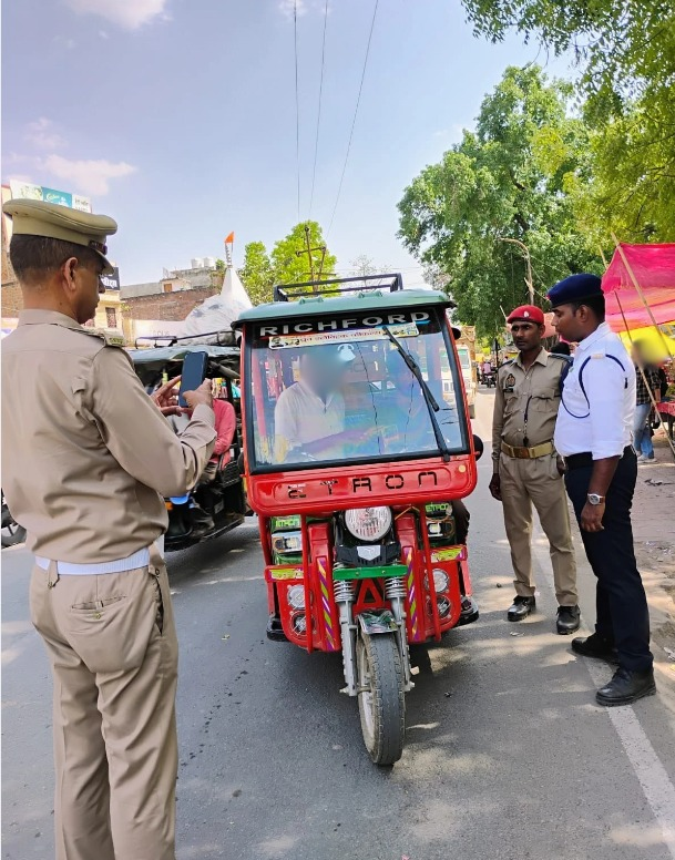 fatehpurpolice's tweet image. #spfhr के निर्देशन में व #co यातायात के कुशल पर्यवेक्षण में सड़क दुर्घटनाओं पर प्रभावी नियंत्रण के दृष्टिगत प्रभारी यातायात उ0नि0 लाल जी सविता एवं यातायात पुलिस द्वारा नाबालिकों द्वारा ई रिक्शा चलाए जाने पर चेकिंग अभियान चला कर 10 ई रिक्शों पर 50,000/- रुपये का जुर्माना किया गया