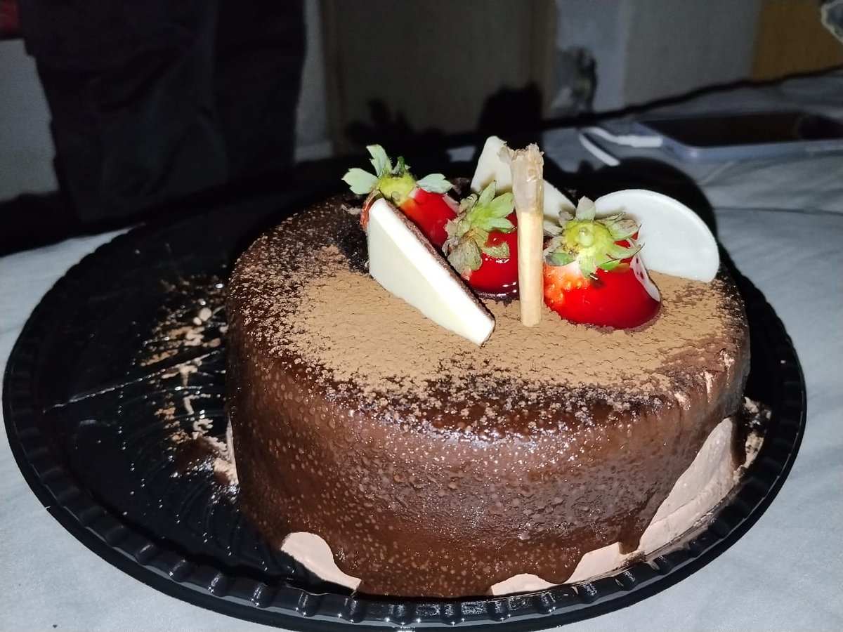 hachinomuru's tweet image. trouxeram um bolo com um beck que eu tava fumando como vela eu amo meu amor e meu melhor amigo..  FELIZ LYA DAY!