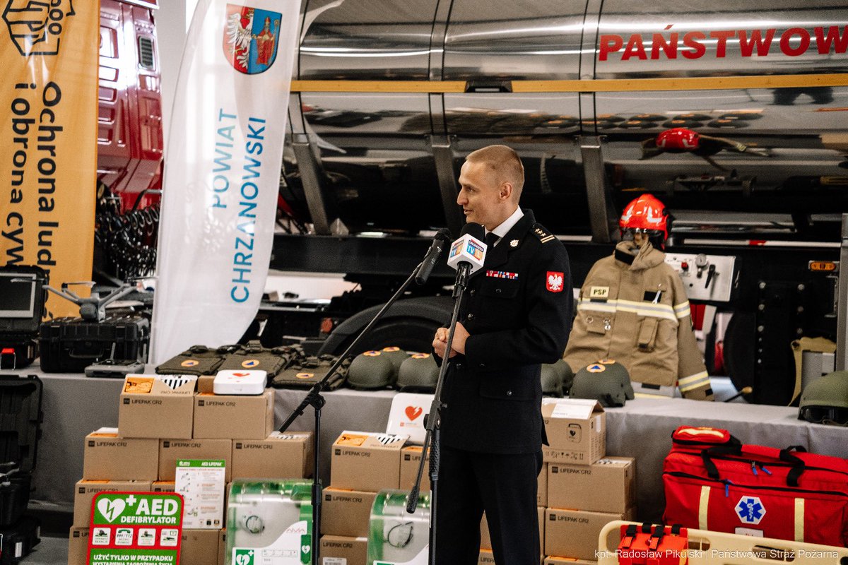 kwpspkrakow's tweet photo. 👨‍🚒 30.03.2026 r. przekazano sprzęt zakupiony w ramach Programu Ochrony Ludności i Obrony Cywilnej dla pow. chrzanowskiego. Udział wzięli https://t.co/i37730bcFq.:
🔹W. Leśniakiewicz,
🔹K.J. Klęczar,
🔹st. bryg. P. Przęczek. 
@AwPrzeczek 
@MSWiA_GOV_PL 
@Malopolski_UW https://t.co/acZ1QnYGa4
