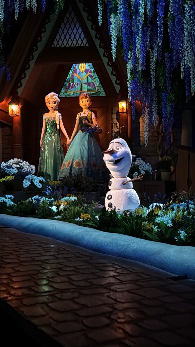 Mousesteps's tweet image. Jeff was able to walk into World of Frozen about a half hour ago.

The Frozen Ever After single rider was only 10 minutes while the ride otherwise had a 2 hour wait.

#frozen #frozeneverafter #worldoffrozen #disneyadventureworld