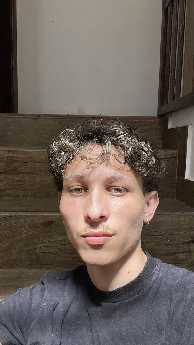 Um loiro qualquer tweet media