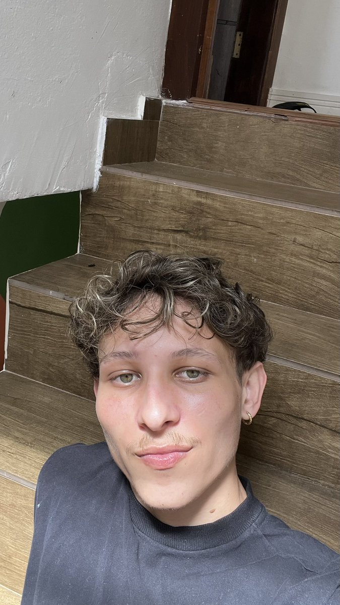 Um loiro qualquer tweet media