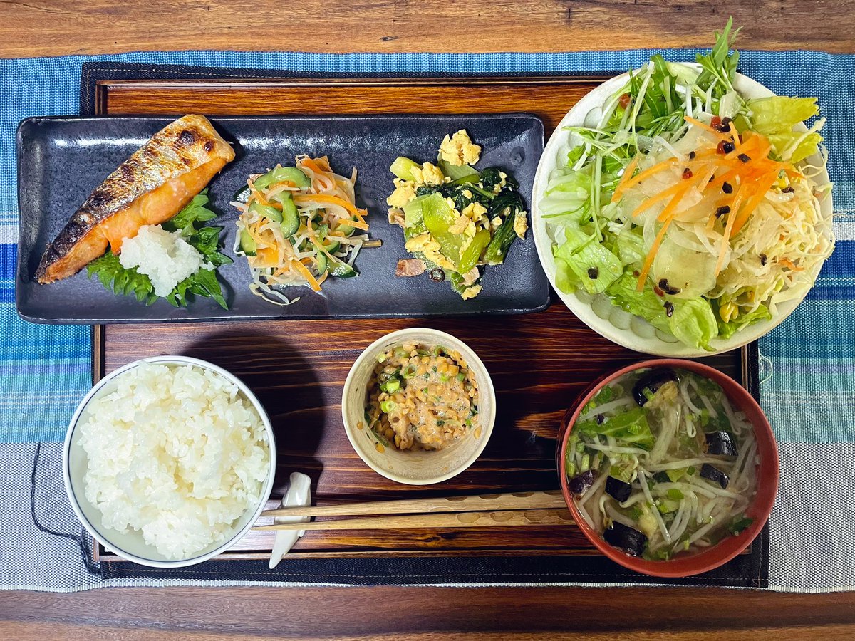 Tomo_Mrk3B01's tweet image. Let’s finish off today with tasty dinner😋
Actually, Today’s #dinner was almost ready before I went out for cheery blossom viewing. So I just grilled the salmon to the completion!
Well. Looks so healthy. Let’s eat!
#cookingathome 
#おうちごはん 
#twinglish 
#Twitter家庭料理