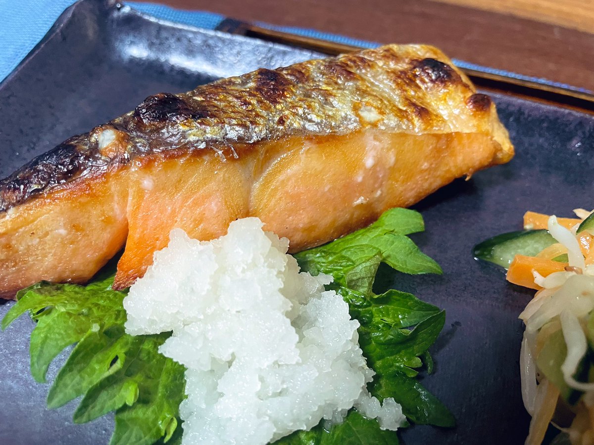 Tomo_Mrk3B01's tweet image. Let’s finish off today with tasty dinner😋
Actually, Today’s #dinner was almost ready before I went out for cheery blossom viewing. So I just grilled the salmon to the completion!
Well. Looks so healthy. Let’s eat!
#cookingathome 
#おうちごはん 
#twinglish 
#Twitter家庭料理