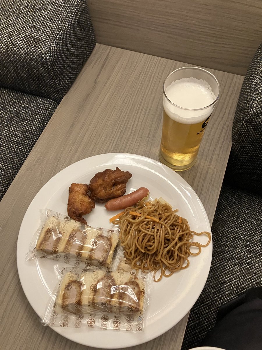 tabiyujin8's tweet photo. 🌙 深夜早朝の羽田発をプライオリティパスで快適に！
第3ターミナル「Sky Lounge South」を無料利用。24時間営業でシャワー＆食事充実♪ まい泉ヒレカツサンド、カレー、そば、唐揚げ、木村屋シュガーバターパンまで！ ビールも無料🍺
#羽田空港 #スカイラウンジ #プライオリティパス  #空港ラウンジ https://t.co/ckVMZHWULk
