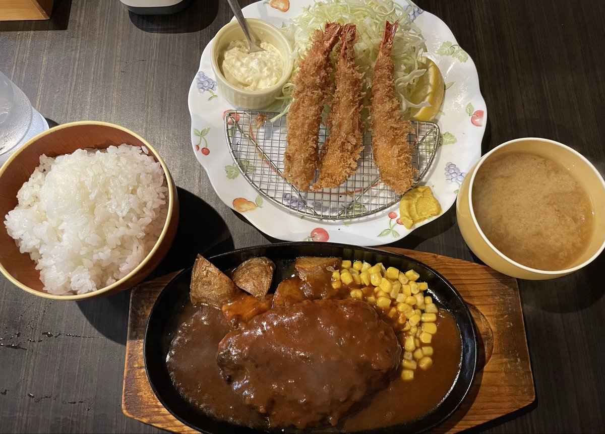 Oyamasho's tweet photo. はなみのハンバーグとエビフライのセット。お腹いっぱい。 https://t.co/NVlp1jCHe2