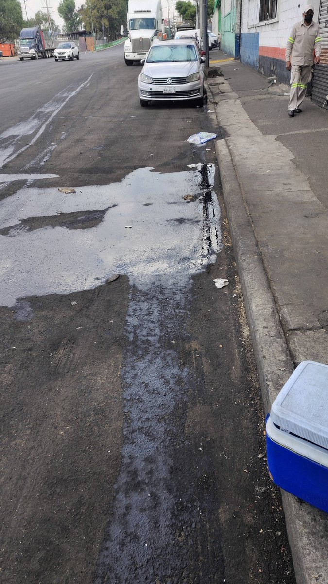 erikhdez23's tweet photo. @OVIALCDMX @AzcapotzalcoMx @SSC_CDMX @segpublica_azc derrame de aceite en el asfalto sobre Av Azcapotzalco la villa y norte 59, justo en frente de la planta de residuos sólidos de Azcapotzalco https://t.co/gEAd6Q96Mr