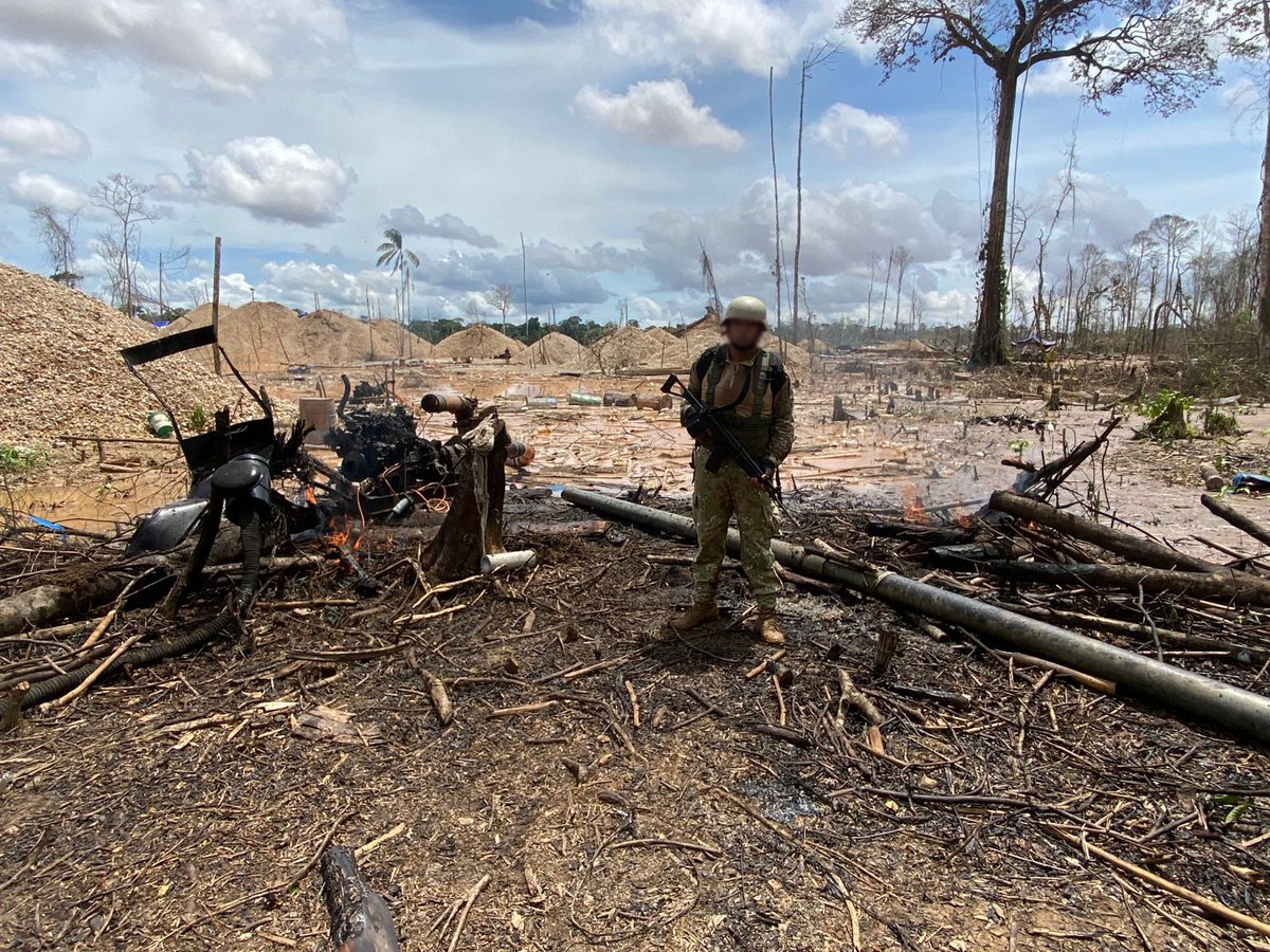 EjercitoPeru's tweet image. El #EjércitodelPerú ejecutó un operativo conjunto con la #PNP y la #Fiscalía, contra la minería ilegal en #Tambopata, Madre de Dios, interdictando balsas, maquinaria y material ilícito valorizado en más de S/ 11 millones, reafirmando la lucha contra las actividades ilegales.