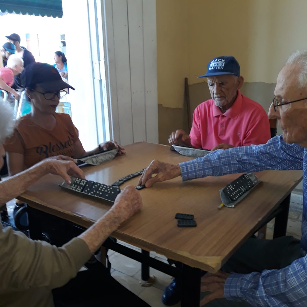 #InderGuane 
Los abuelitos de la casa Isabel Rubio Díaz combatiendo el sedentarismo desde muy temprano en la mañana con su profesora Arasaida Rodríguez.
#CubaActivaySaludable #CubaPorLaSalud #CubaPorLaVida 
#ActividadFísicaComunitaria.