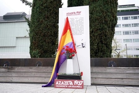 Oroimenetik askatasunera 🔴🟡🟣

Mañana a las 12:30 en la plaza Santa Bárbara de #VitoriaGasteiz recordaremos a las 16 personalidades alavesas cuyas vidas fueron segadas por el franquismo en el puerto de #Azazeta.

📸 <a href="/endika_portillo/">Endika Portillo</a>

ℹ️ Más info:

naiz.eus/eu/info/notici…