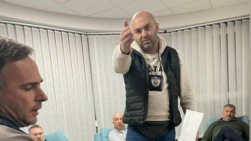 advokatjanjic's tweet photo. Ovo je Branislav Bane Milenković, sada načelnik Odeljenja za posebne akcije pri UKP, nekada pripadnik JZO. 

Sinoć je predvodio policajce koji su upali u prostorije NPS, prošlog avgusta je sa teleskopskom palicom u ruci pretio građanima dok je hapsio studente, a takođe je prošlog jula nabijao telefon u facu studentkinji dok su je Tanja Drobnjak i još jedan policajac vukli za kosu u nameri da joj otključaju telefon.

Nasilje se u Srbiji danas nagrađuje funkcijama.