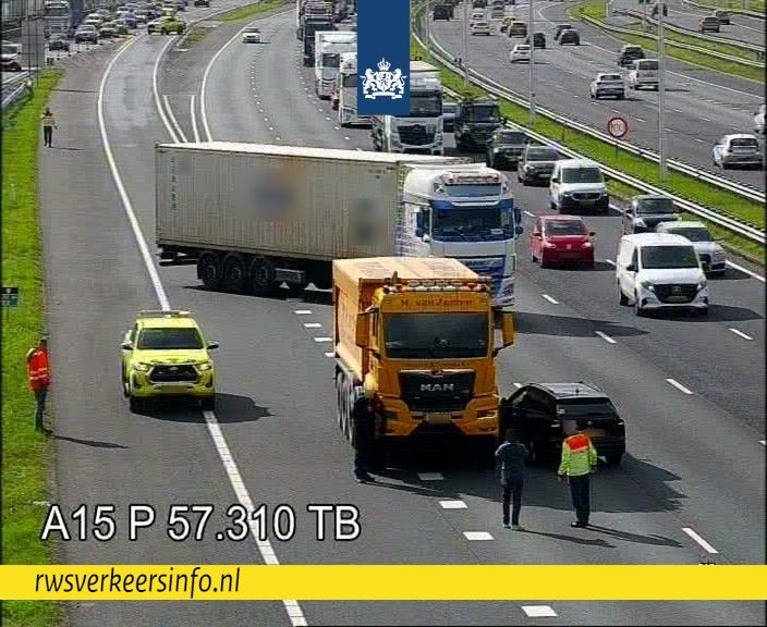 Ongeval op A15 richting Ridderkerk leidt tot afsluiting rijstroken