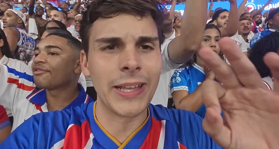 Futebol_Linhas's tweet photo. VISÃO DE UM GRINGO NA FINAL DO BAIANÃO

Um espanhol que percorre estádios e torcidas pelo Brasil chegou em Salvador de forma impulsiva, sem saber exatamente o que ia encontrar. 

Veio para a final do Baianão entre Bahia e Vitória. Desembarcou sem lugar para deixar a mala, sem conhecer ninguém, confiou a bagagem a um estranho na rua e foi para a Fonte Nova. 

Ao entrar ficou sem palavras. Descreveu o estádio como imenso, com 48.200 lugares ocupados por uma única torcida. 

Disse que nunca tinha visto um pré-jogo tão movimentado, um ambiente tão contagiante e que não sabia que o Bahia tinha uma torcida desse tamanho. 

Viu o Vice abrir 1x0, viu o Bahia virar para 2x1, viu a Fonte Nova explodir. 

Ouviu a hino ser cantada com letra — a primeira vez que viu isso no Brasil. 

Disse que Everton RIbeiro do Bahia foi o jogador que mais o encantou, o que melhor entendeu o jogo. 

No final levantou o troféu do Baianão e o espanhol ficou de boca aberta. 

Foi uma viagem de ida e volta só para ver aquilo. 

Disse que só vai embora quando ver o troféu ser erguido. Viu.

 E resumiu tudo em uma frase: "Às vezes encontramos um anjo no caminho." Veio como turista. Saiu como tricolor.

🔴💙🤍 #MinisteriodedefesadoBahea #BBMP