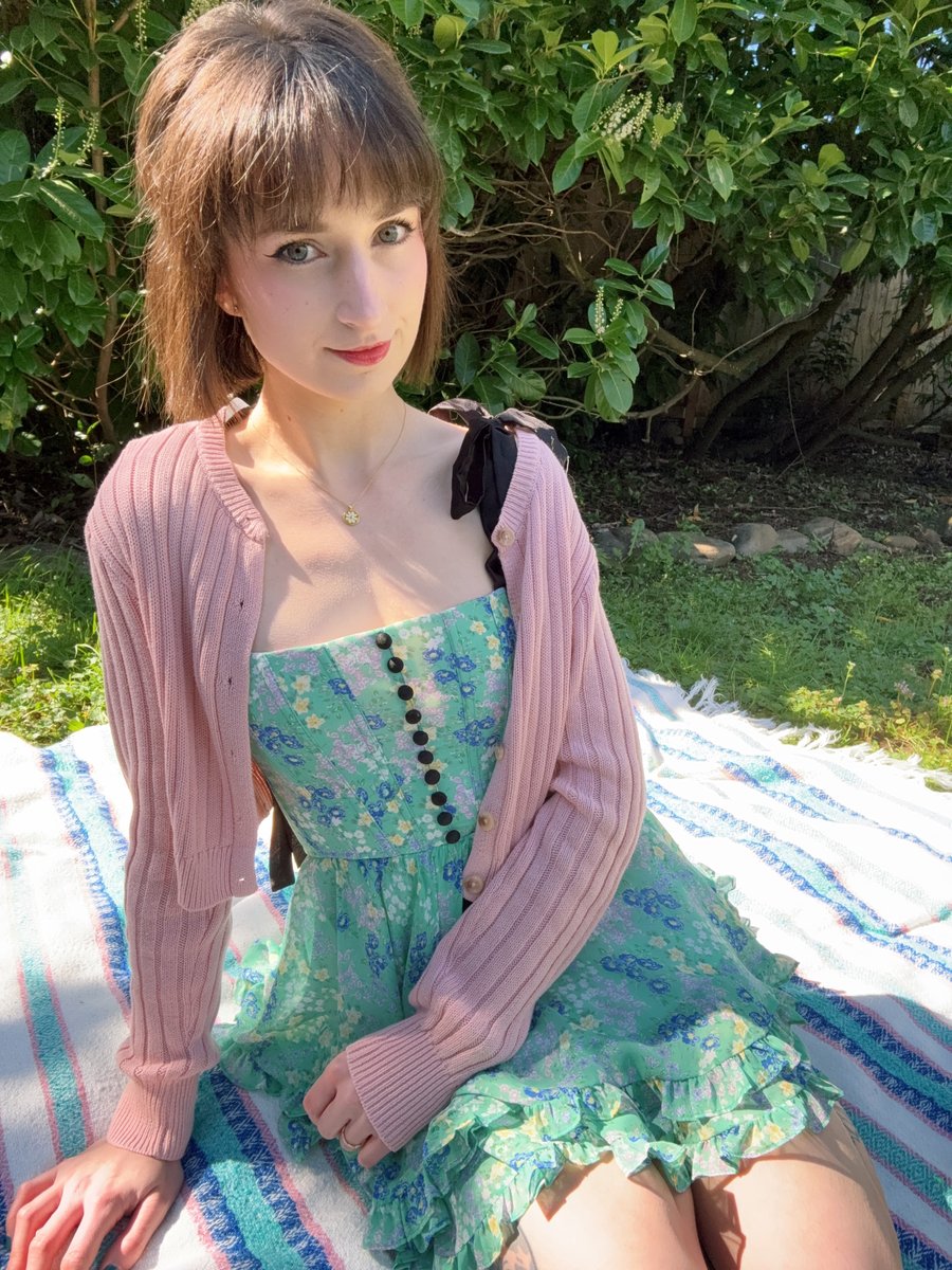FloraRodgersxo's tweet photo. Let's have a picnic 💖 https://t.co/tp25XAj075