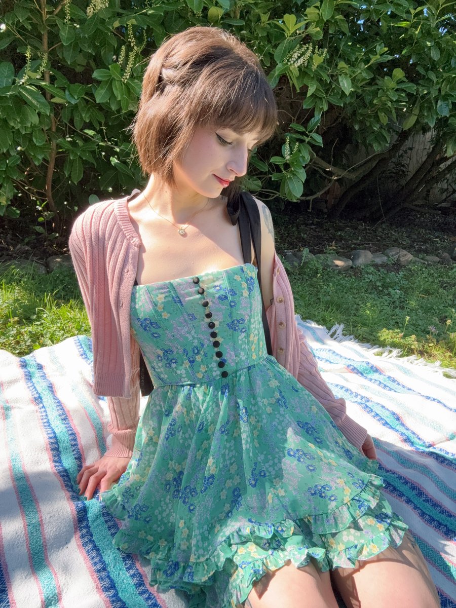 FloraRodgersxo's tweet photo. Let's have a picnic 💖 https://t.co/tp25XAj075