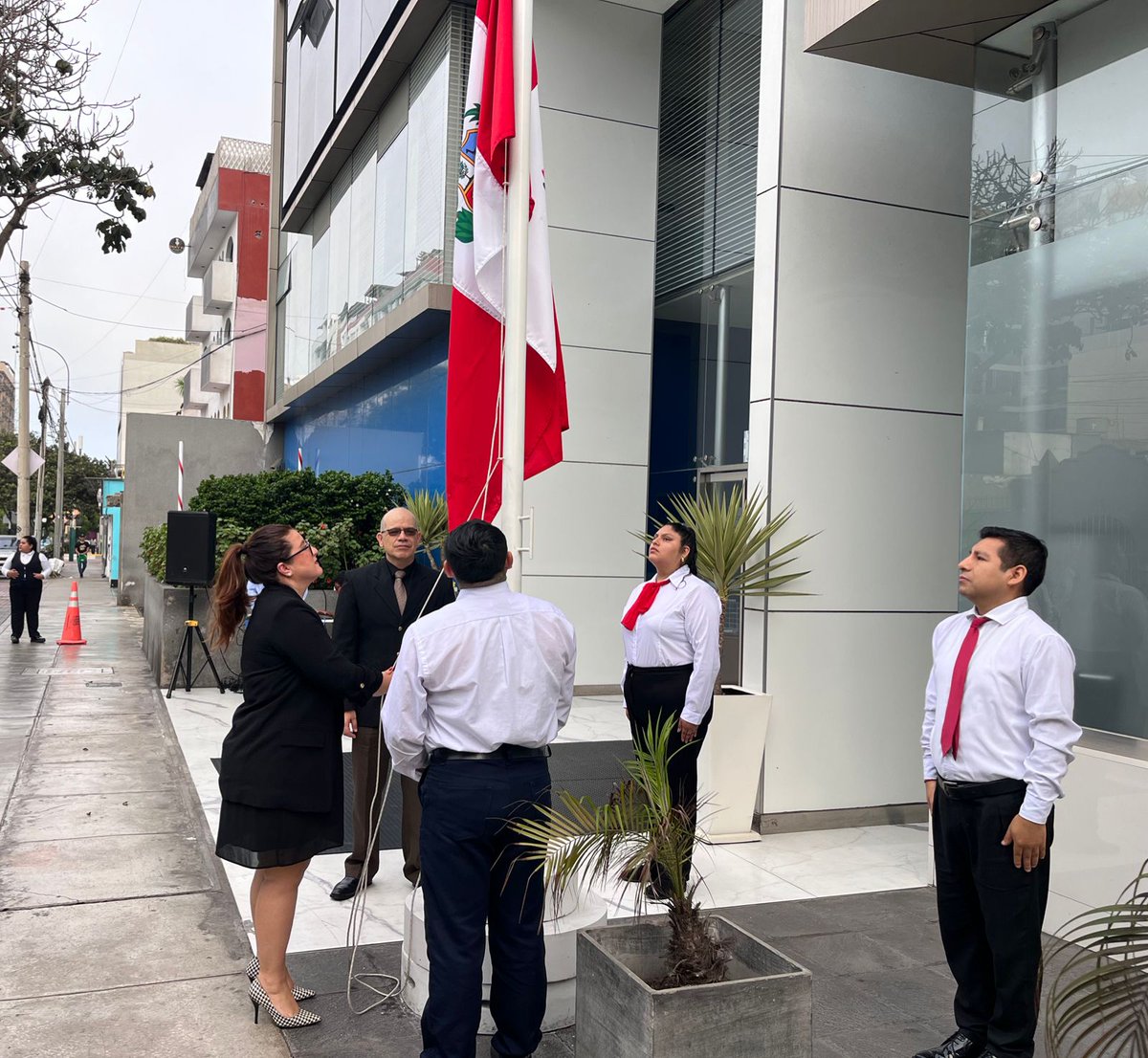 ATU_GobPeru's tweet image. Como cada lunes🔴⚪🔴

La ATU participó en el Izamiento del Pabellón Nacional realizado en la sede principal del #MTC y de la entidad, reafirmando nuestro amor por la patria y el compromiso con nuestra comunidad.

❤️ En #ATU, juntos seguimos construyendo un mejor país.