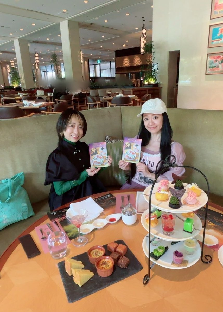 NATSUNO_CHIMAKI's tweet image. 青さんと #WICKED #推し活 してきました🩷💚

私にとっては人生初のアフタヌーンティー🫖🍰
美味しくて可愛くて最高の時間でしたぁぁあ🧚‍♀️✨
お声がけいただき感謝です🥲

あぁ〜載せたいのいっぱいなので
ツリーに続けます！！

見てくれさいませ⏬