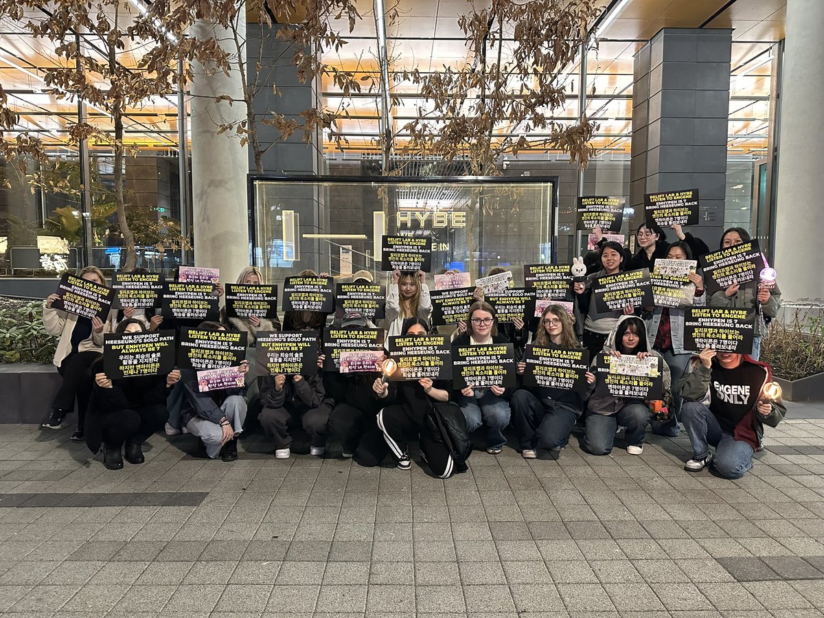 cutes_xholland's tweet photo. 🚨 Oficialmente se acabaron las protestas previo a la reunión en hybe ahora todo el peso queda en los movimientos online y los camiones, no soltemos los tags, traigamos a Hee de vuelta y luchemos por nuestra familia

#ENGENES_MADE_ENHYPEN_7
#ENHYPEN_SEVEN_OR_NOTHING https://t.co/hIVwCEHeBU