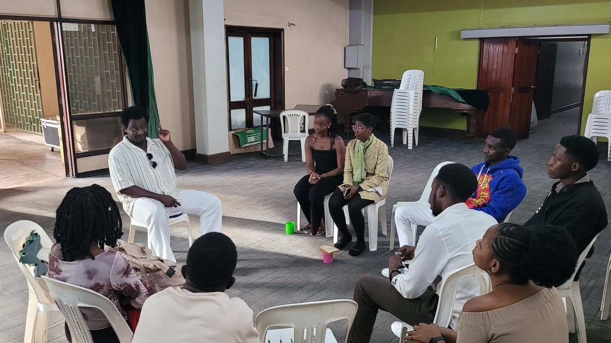 UNCC_UG's tweet photo. Happening now: Our #MondayJamSession guest artist tonight, @kennethmugabi, is conducting a creative workshop with our resident band, #Chanters_Band, and other artists before the jam officially kicks off!

Join us tonight for a good Jamming session &amp; the good news is it’s free! https://t.co/P95nzYseTJ
