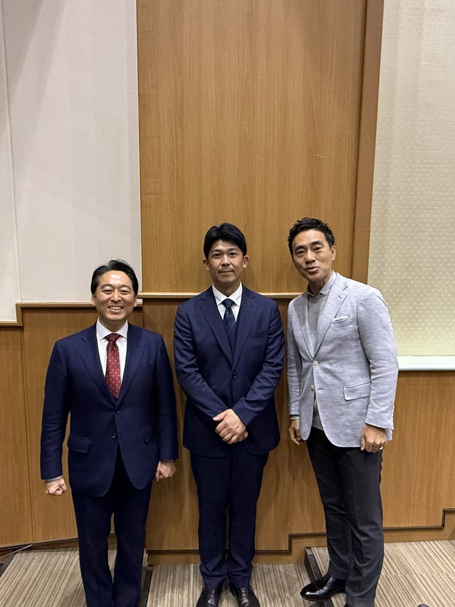 teru_ishiguro's tweet photo. 久しぶりの母校での同窓会✨

懐かしい友との再会✨
忘れていた記憶が一瞬にして蘇ります。

小学校は新校舎の建設が進んでいて、創立者との思い出の校舎に来るのもこれが最後なのかな🥹

同期の矢倉かつおさん、平木だいさくさんには、遠く及ばないけど、地域の皆様のために一生懸命働きます💪 https://t.co/D6nk2SHIJj