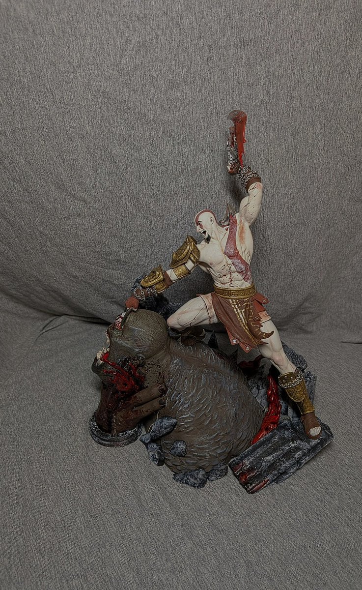 paintwithlinx's tweet image. #godofwar #kratos #statue #davidjaffee @davidscottjaffe
