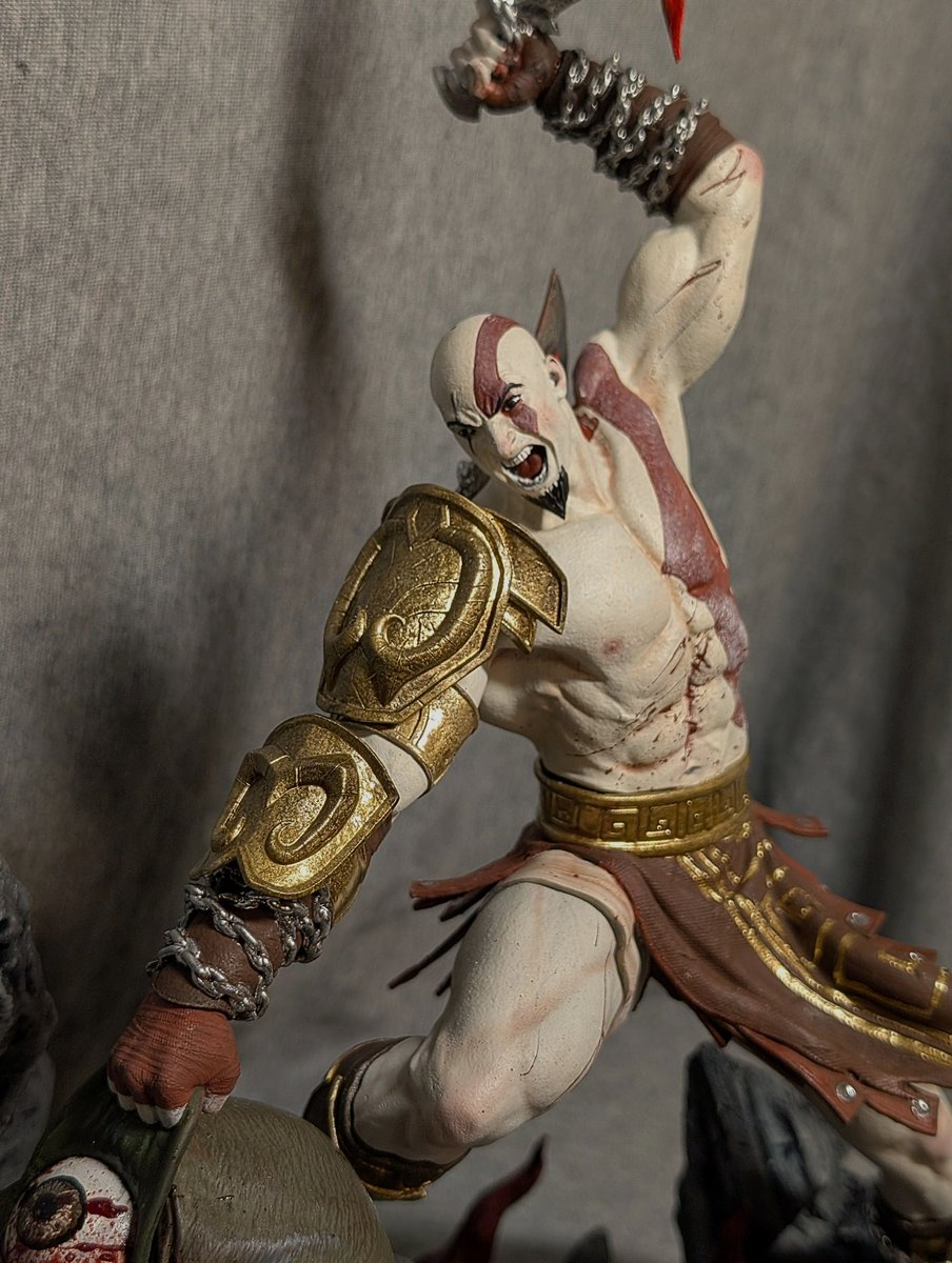 paintwithlinx's tweet image. #godofwar #kratos #statue #davidjaffee @davidscottjaffe